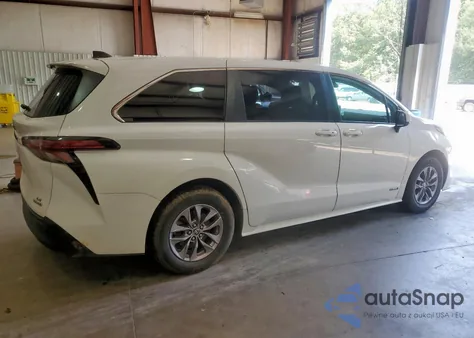 2021 Toyota Sienna Le z USA, uszkodzony, nr VIN 5TDKRKEC6MS042754